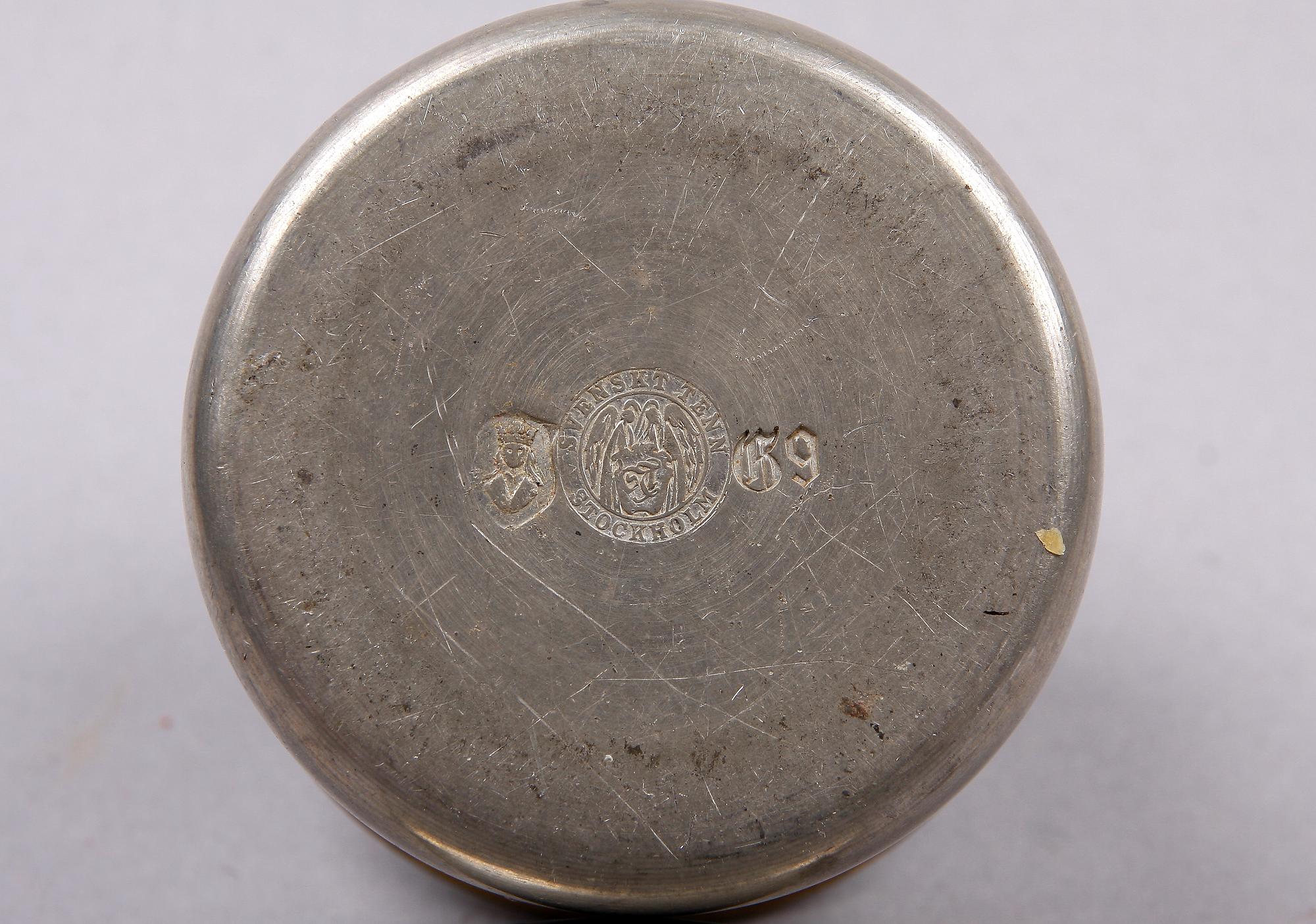 BURK MED LOCK, tenn. Firma Svenskt Tenn.