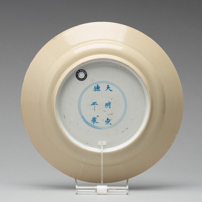 A famille verte dish, Qing dynasty, Kangxi (1662-1722).