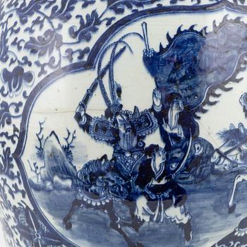 A blue and white vase, late Qing dynasty, circa 1900.