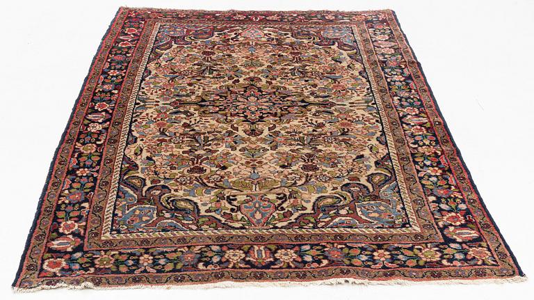 Carpet, Hamadan, circa 210 x 138-143 cm.