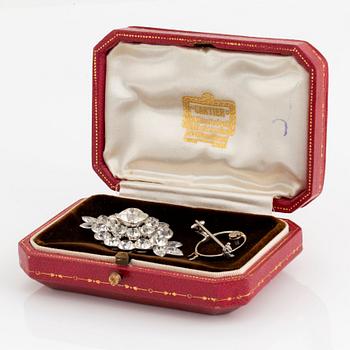 Brosch platina med gammalslipade diamanter med total vikt ca 19.00 ct, i etui från Cartier.