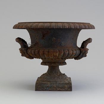 TRÄDGÅRDSURNA, gjutjärn, omkring 1900.