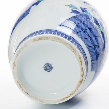 A Japanese kakiemon vase, 20th century.