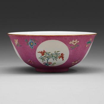 277. A pink sgraffitto bowl, Qing dynasty with Daoguangs mark in red.