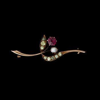 A BROOCH, pearl, demantoids, garnet, 14K (56) gold. St Petersburg 1899-1910.