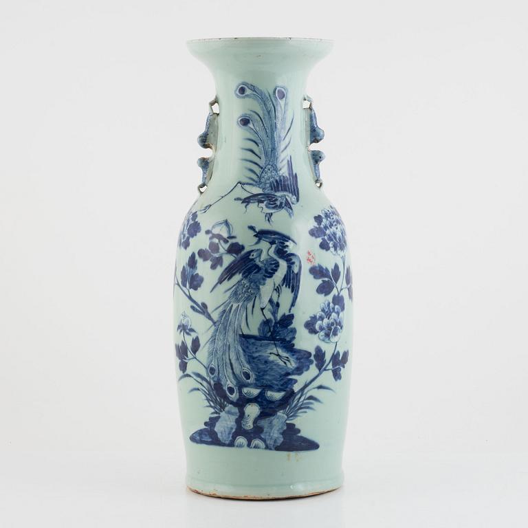 A porcelain floor vase, China, 19th century.