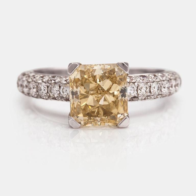A 18K white gold ring with diamonds ca. 4.03 ct in total. With GIA certificate.