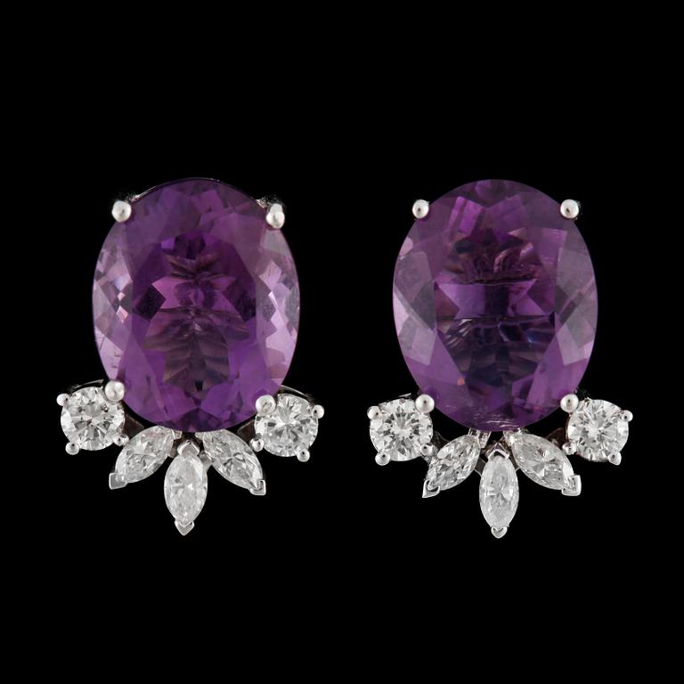 ÖRHÄNGEN med ametister och briljantslipade diamanter ca 0.60 ct.