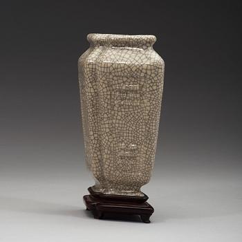 A Ge-glazed vase, presumably late Qing dynasty, circa 1900.