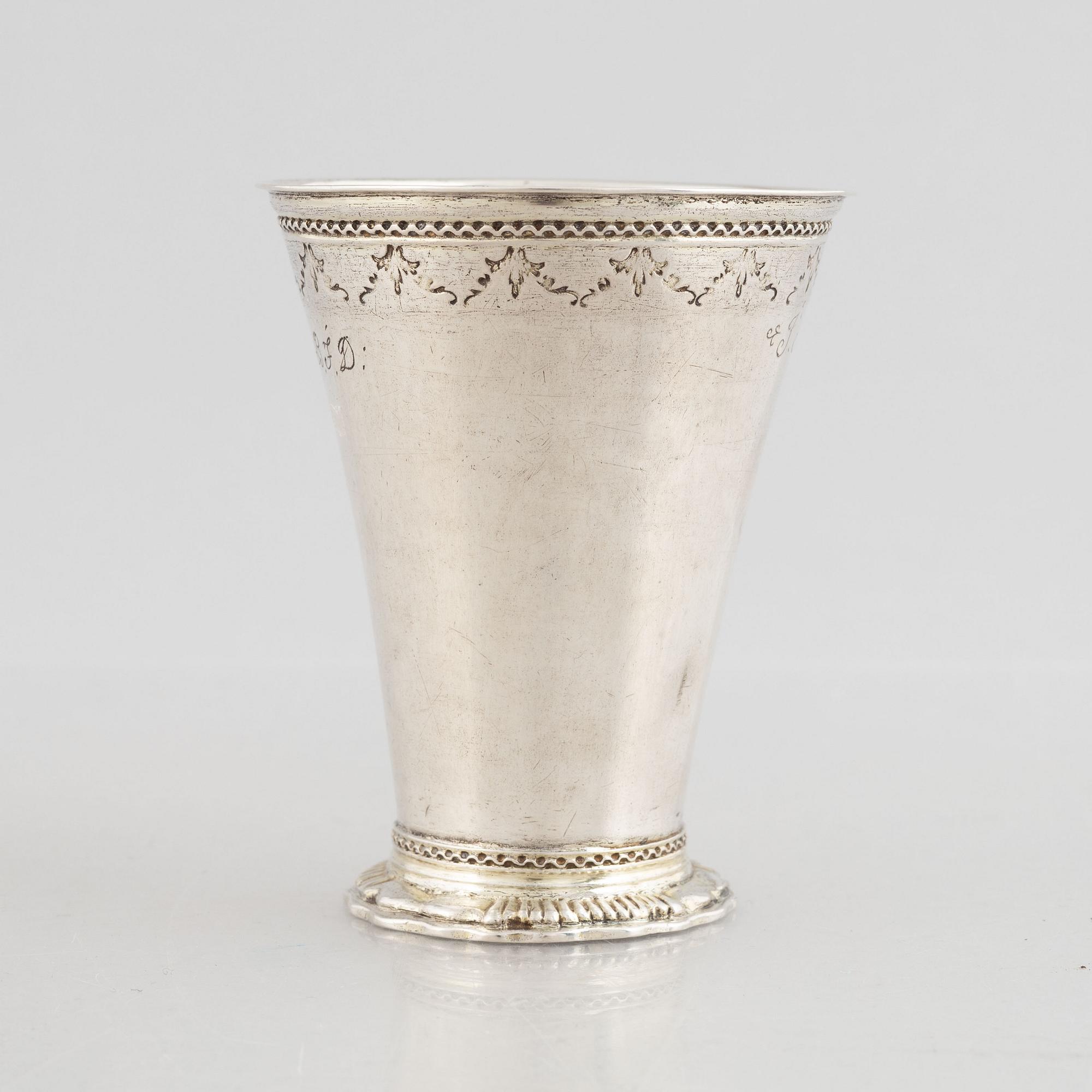 Bägare, silver, Sverige 1700-tal, med kastmynt från Adolf Fredriks kröning.