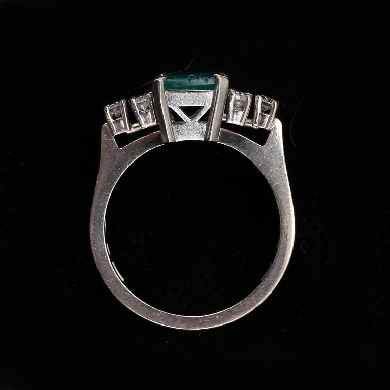 RING, 18k vitguld med smaragd och briljantslipade diamanter tot ca0,21ct. Vikt 5g.