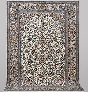 A carpet, Kashan, ca 290 x 193 cm.
