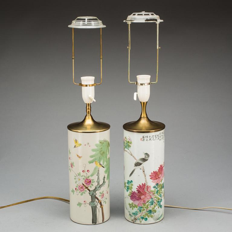 PERUKVASER/BORDSLAMPOR, 2 st. Porslin, Kina. 1800-1900-tal.