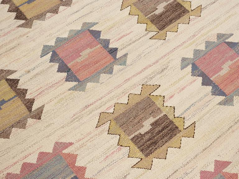 CARPET. "Ljusa plador". Flat weave. 298 x 201 cm. Signed AB MMF.