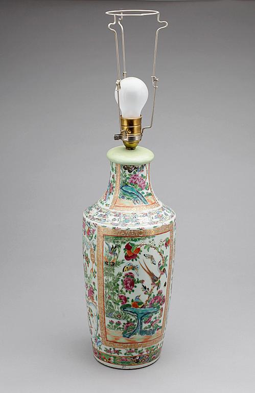 VAS/BORDSLAMPA, porslin. Qing dynastin, Kanton, 1800-tal.