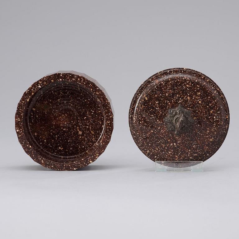 SMÖRASK MED LOCK. Älvdalen, 1800-talets början. Empire.