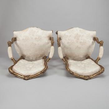KARMSTOLAR, ett par, rokokostil, sekelskiftet 1800/1900.