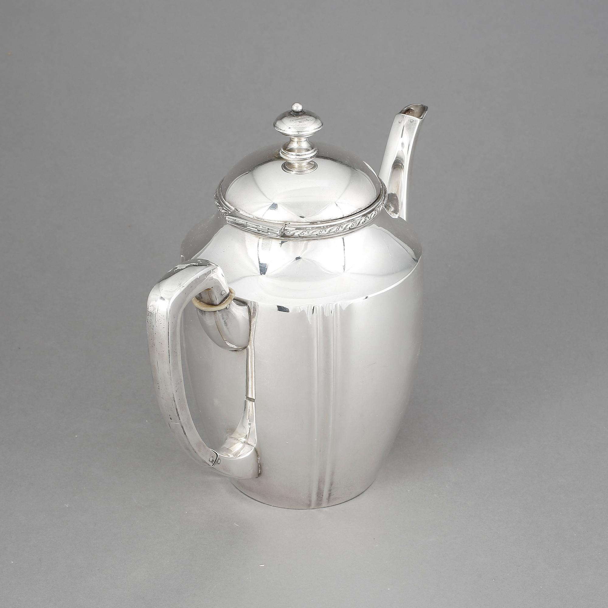 KAFFEKANNA, silver, svenska importstämplar Oscar Bjelke, Örebro, 1922. Vikt ca 487g.