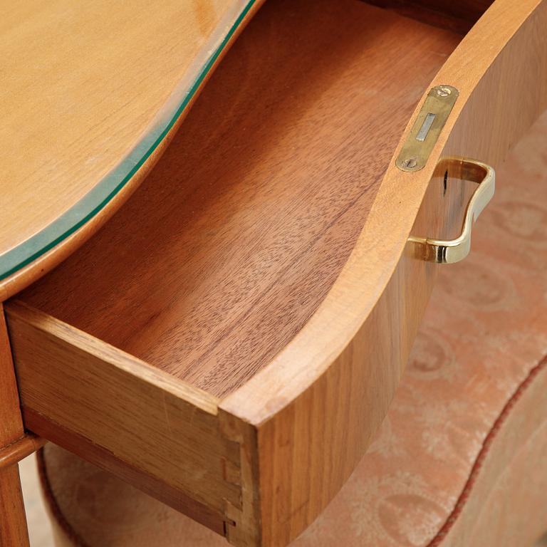 Axel Larsson, attributed to. An elm dressing table and stool, Swedish Modern, Bodafors SMF, 1940's.