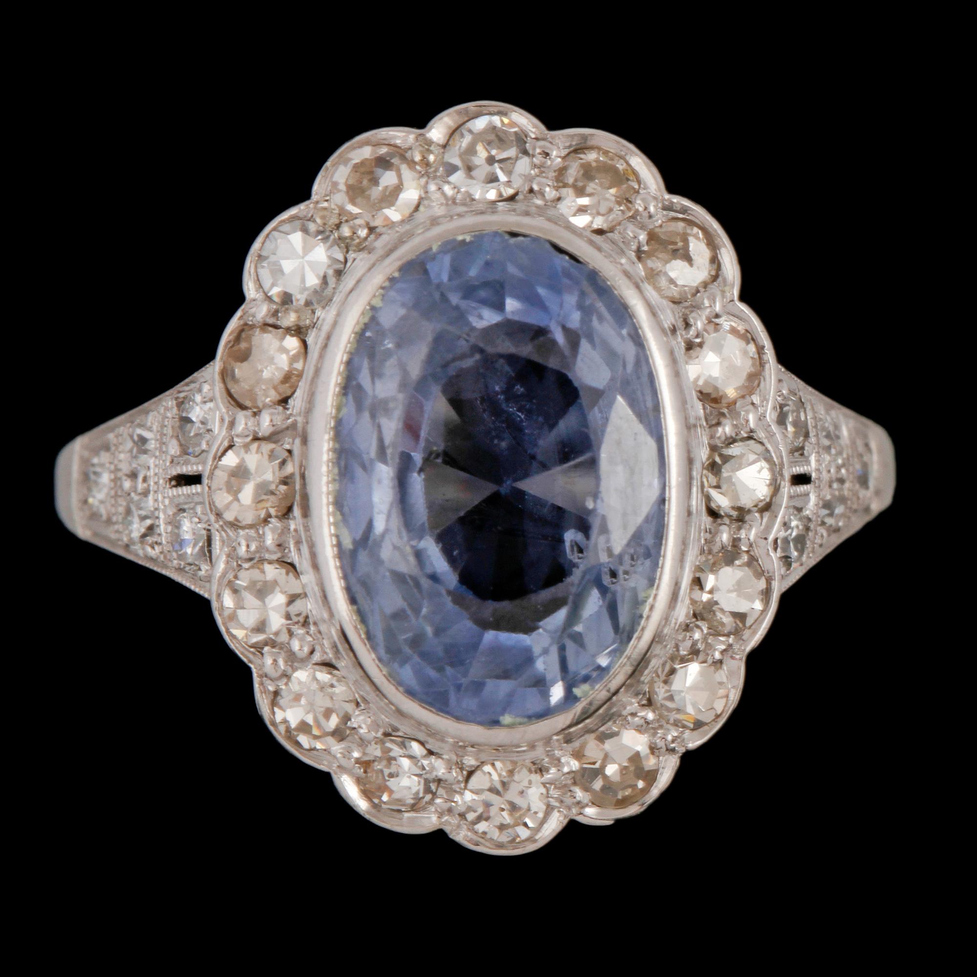 RING, platina med fasettslipad syntetisk safir, stämplad ALDFF, Göteborg, 1941. Vikt 4 g.
