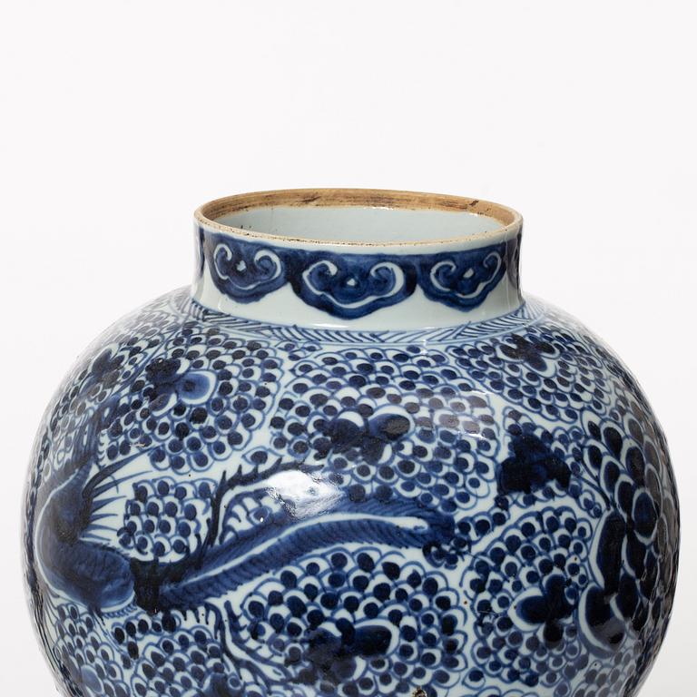 Urna med lock, porslin. Qingdynastin, 1700-tal.