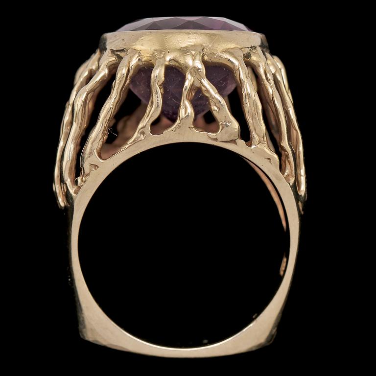 RING, 14k vitguld med fasettslipad ametist, 1900-talets andra hälft. Vikt 18 g.