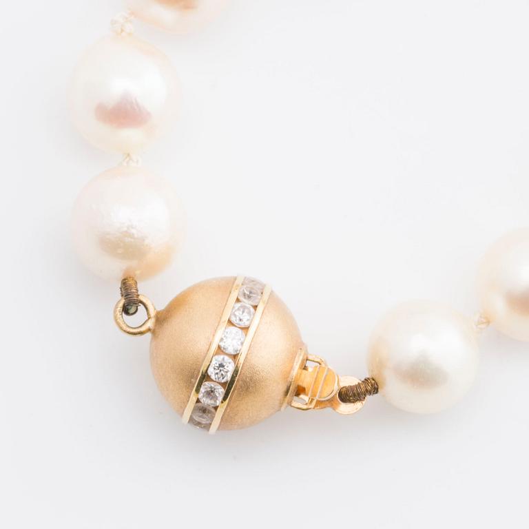 PEARL NECKLACE, cultured perals approx 7-7,5 mm, clasp in 18K gold white stones.