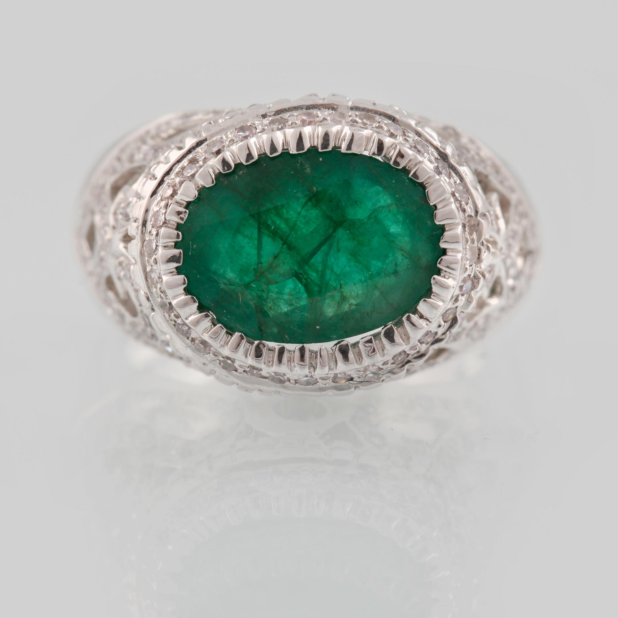 RING, 14K vitguld med ovalslipad smaragd 4.00 ct samt åttkantslipade diamanter 0.55 ct. Vikt 11,6 gram.