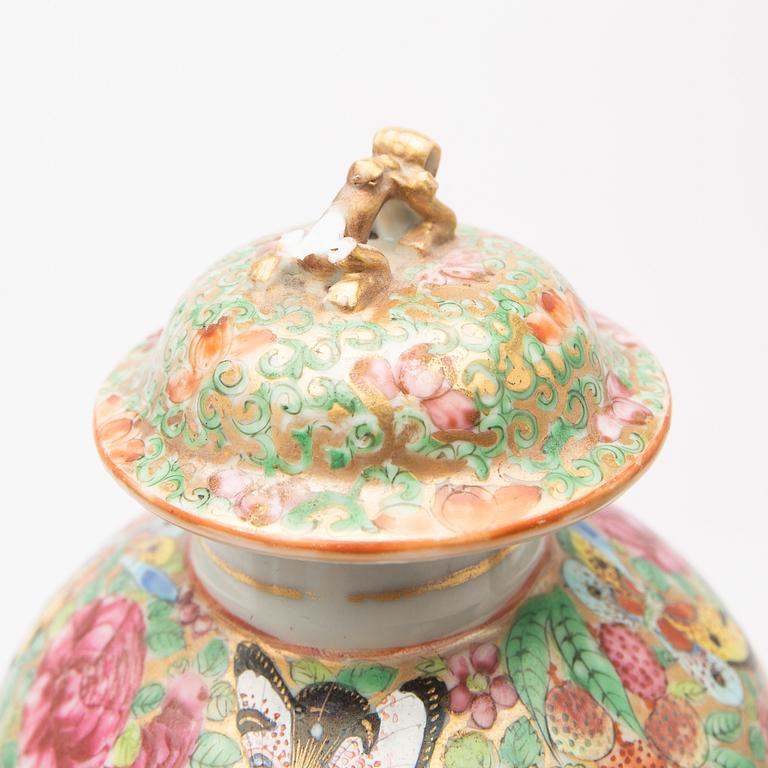 A porcelain set, 8 pieces, Canton, 19th century, China.