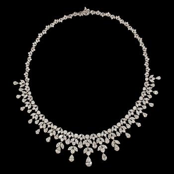 909. COLLIER med olikslipade diamanter totalt 50.50 ct, kvalitet ca F-H/VS-SI.