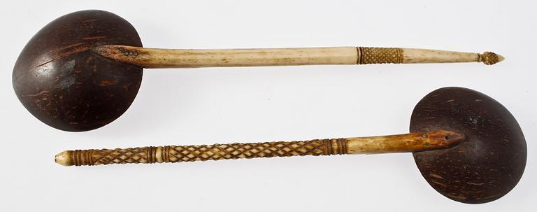 SKEDAR, 2 st, kokosnötsskal och ben, 1600/1700-tal.