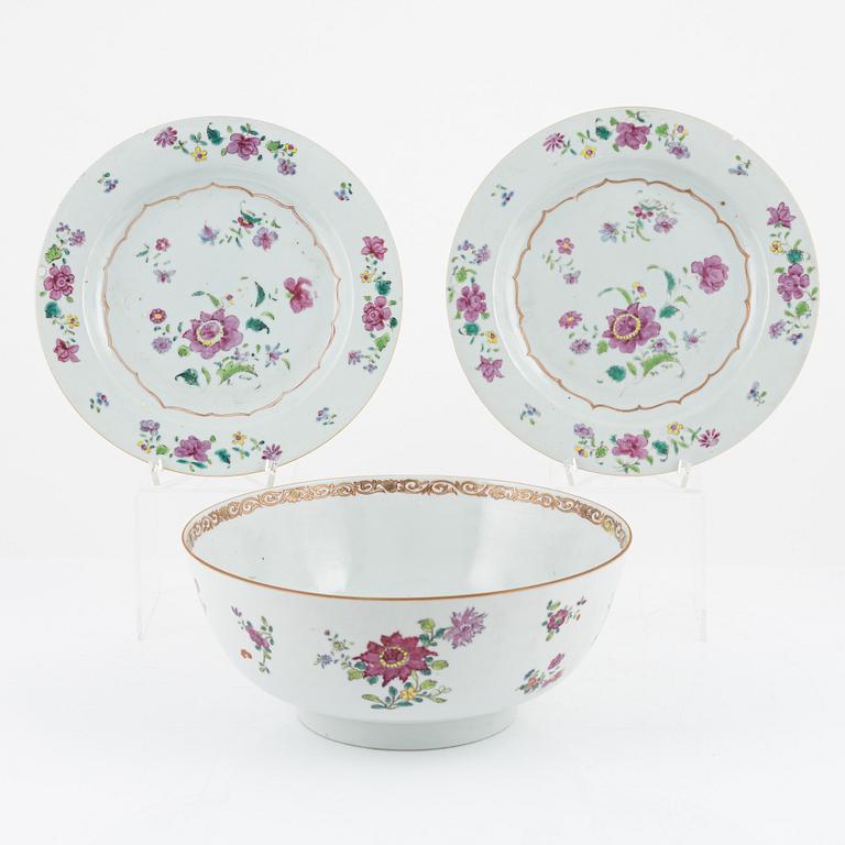 A famille rose punch bowl and two plates, Qing dynasty, Qianlong (1736-95).