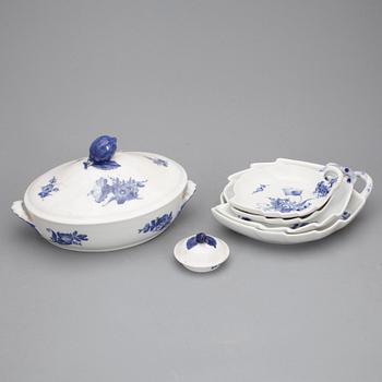 SERVISDELAR, ca160+8 delar, porslin, "Blå blomst", Royal Copenhagen, 1900-tal.
