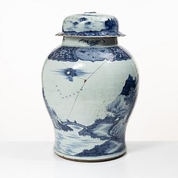 A large blue and white export porcelain urn with cover, China, Qianlong (1736-95).