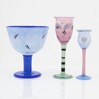 Ulrica Hydman-Vallien, two glass goblets and a bowl on foot, Kosta Boda.
