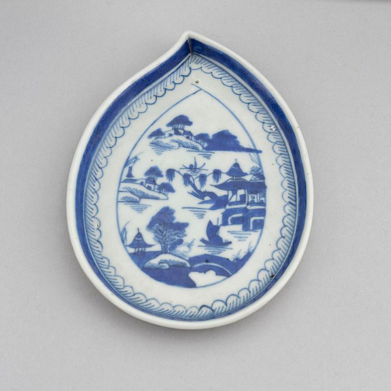 Serveringsfat, 3 stycken, porslin, Kina, Qingdynastin, Qianlong (1736-1795) samt Jiaqing (1796-1820).