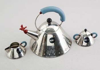 VATTENKOKARE, SOCKERSKÅL OCH MJÖLKKANNA, stål, Michael Graves, Alessi, 1900-/2000-tal.