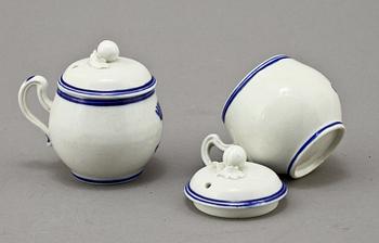 CREMEKOPPAR, ett par, porslin, 1900-talets första kvartal.