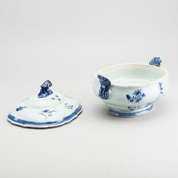 A Chinese Qianlong blue and white porcelain tureen and lid.