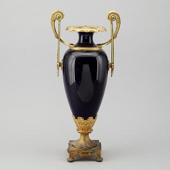 VAS, brons och porslin, gustaviansk stil, omkring år 1900.