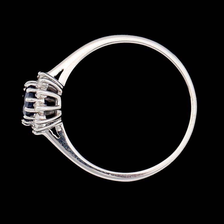 RING, silver, diamanter tot ca 0.15 ct och safir.