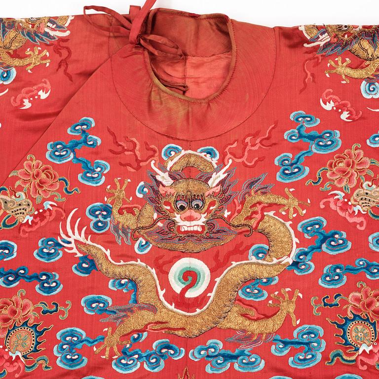 ROBE, silk. Height 112,5 cm. China, late Qing dynasty (1644–1911).