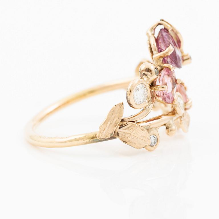 Ring, Mandelstam, 18K guld med rosa turmaliner och briljantslipade diamanter.