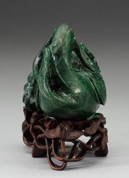 A green stone sculpture of two ducks, presumably late Qing dynasty.