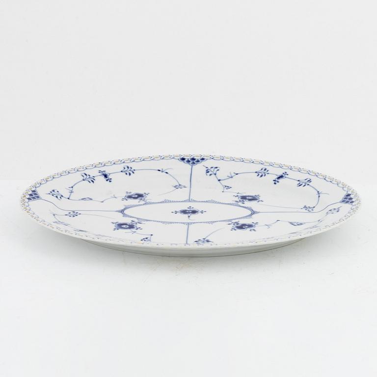 Royal Copenhagen, servisdelar, 28 delar, porslin, "Musselmalet", Danmark.