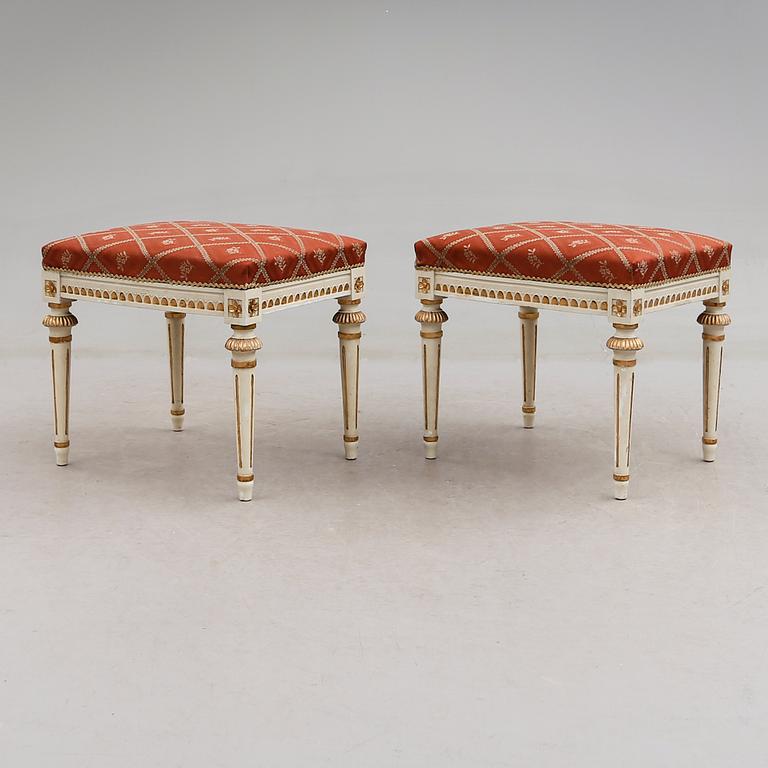 TABURETTER, 1 par, gustaviansk stil, omkring år 1900.