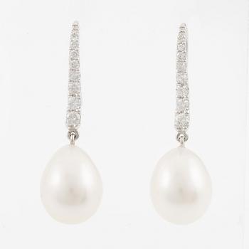 Earrings 18K white gold with cultured drop-shaped pearls and brilliant-cut diamonds.