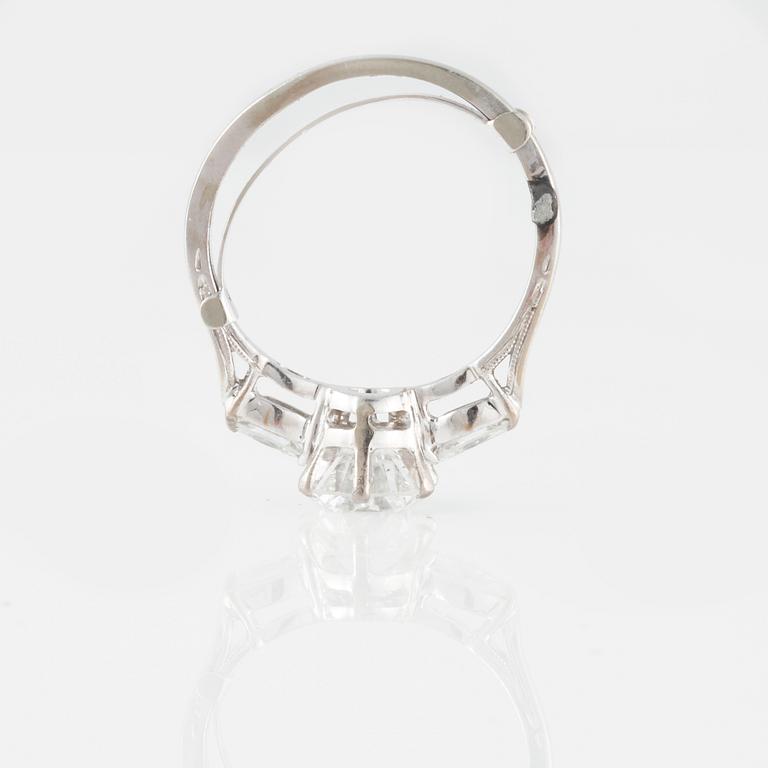 RING, med gammalslipad diamant ca 1.20 ct samt 2 navetteslipade diamanter.
