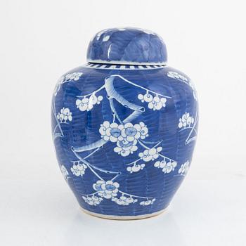 A Chinese porcelain urn with cover, 20th Century.