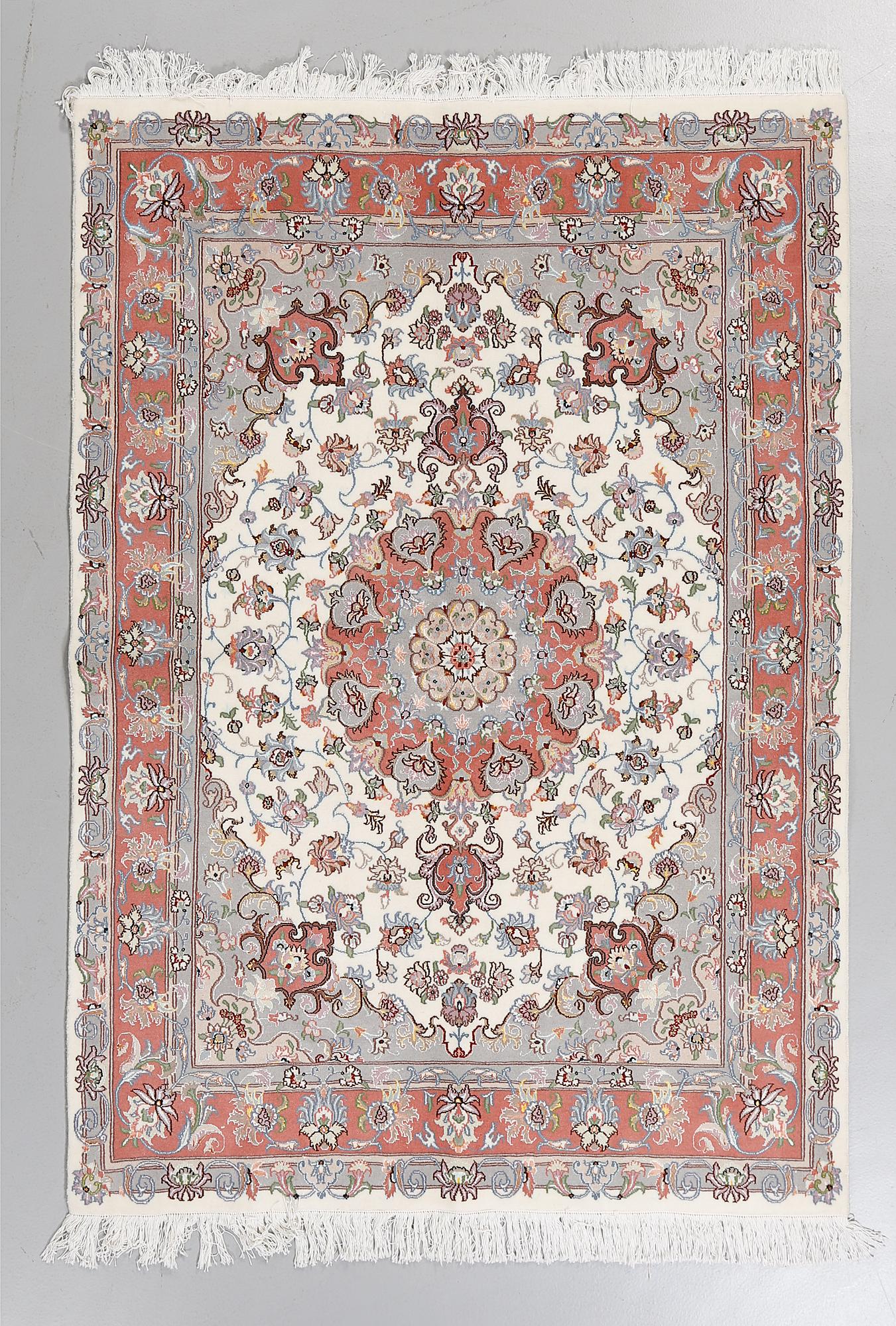 MATTA, Täbris, silkesinslag, modern tillverkning, 206 x 144 cm.